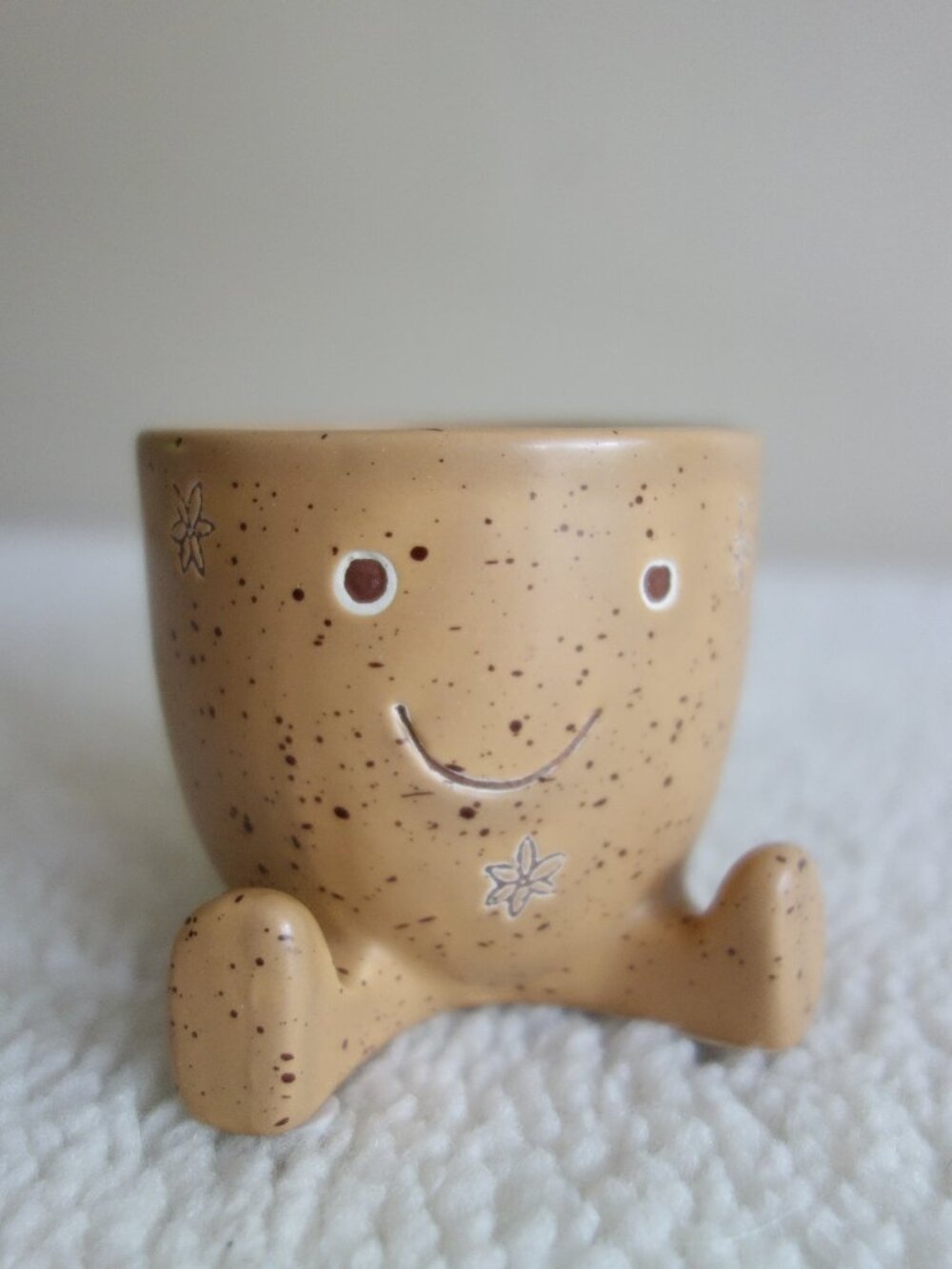 Adorable Mini Smiley Face Brown Plant Pot – only stubby legs / no arms